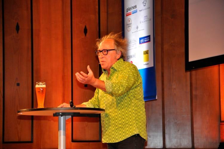 Anlässlich der Siegerehrung bzw. Abendgala stellt Kabarettist Urban Priol bei der Sachs Franken Classic stets sein Können unter Beweis. (Grimm)