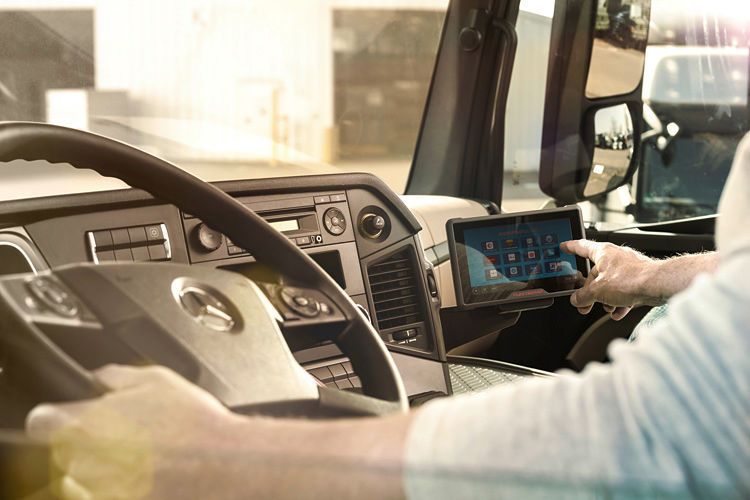Einige Apps hier auf dem Tablet des Fahrers. Digitale Endgeräte gehören inzwischen zum täglichen Arbeitsgerät der Fahrer. (Daimler)