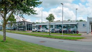 Durch die Übernahme der Hans-Carstens-Gruppe mit Sitz in Breklum in Schleswig-Holstein wird Emil-Frey-Deutschland Audi-Partner. Im Bild: der Audi-Standort in Husum. (Bild: Emil Frey Deutschland)