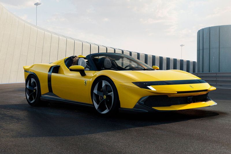 Das Modell gibt es in einer zweiten Variante mit offenem Dach. (Bild: Ferrari)