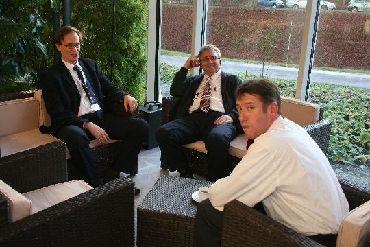 Austausch zwischen Hochschule und Fachmedien: Die Herren Professoren Studt und Mottok mit Chefredakteur Johann Wiesböck (v.l.) im Sofaeck (Archiv: Vogel Business Media)