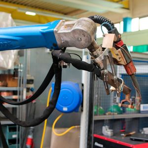 Vorversuche bei TIME zeigen den Induktor-Kopf unmittelbar vor dem MAG-Brenner. Der Kopf erwärmt das Werkstück unmittelbar vor dem eigentlichen Schweißvorgang gezielt und lokal begrenzt.(Bild:  TIME)