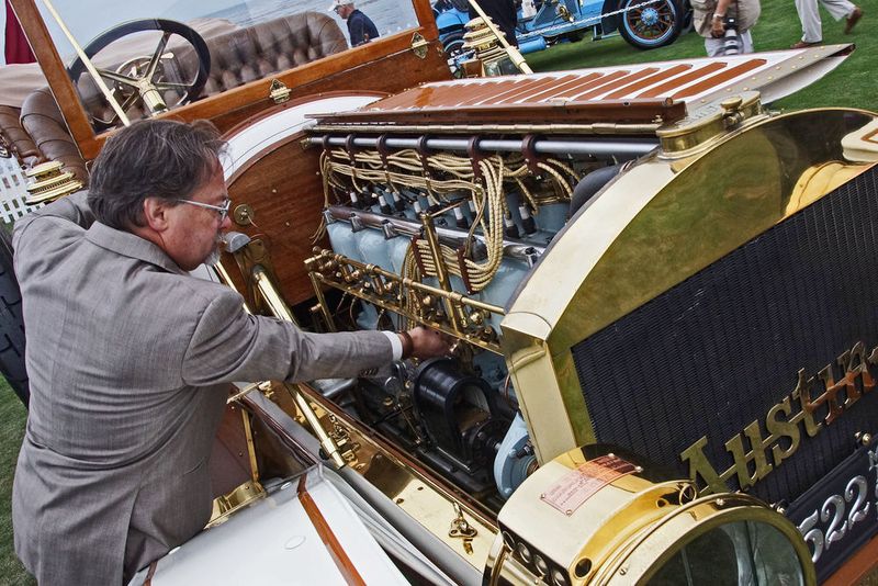 Eine kundige Hand ist bei den historischen Fahrzeugen vorteilhaft, hier beim Austin Model 60 Touring von 1909. (Matthias Knödler/gtspirit.de)