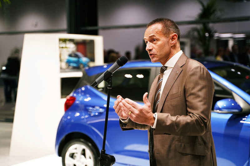 Auch Jürgen Keller, Geschäftsführer von Hyundai Motor Deutschland, überbrachte seine Glückwünsche. Und das nicht nur mündlich... (Thüllen/Chris Neumann)