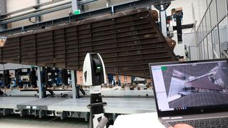 Hier ist noch ein Anwendungsbeispiel für den ATS800 im Flugzeugbau: Die berührungslose Vermessung eines großen Teils für eine Tragfläche. Aber auch in Sachen Windkraftkomponenten punktet der neue Lasertracker von Hexagon. (Bild: Hexagon)
