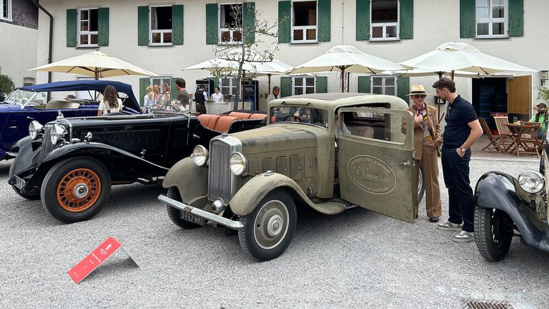 Mit dem Besitzer dieses 1933er Salmson S4C Faux-Cabriolet ist womöglich die Phantasie durchgegangen. Patina ist nichts Künstliches und entsteht auch nicht durch Vernachlässigung. Genau hinsehen: Der Lack auf der gesamten Karosserie ist matt und berieben, während die Firmenwerbung auf der Tür gänzlich unversehrt erscheint. (Bild: Peter Diehl)