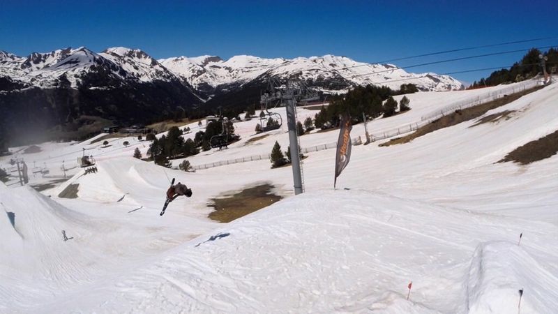 AirDog – das weltweit erste, selbstgesteuerte Sport-Aktion-Fluggerät für Filmaufnahmen bei Outdoor- und Extremaktivitäten – hergestellt mit Stratasys 3D-Drucktechnologie. (Helico)