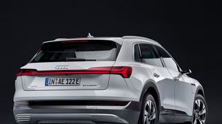 Der Audi e-tron 50 soll unter 70.000 Euro brutto kosten und erfüllt damit die Voraussetzungen für die sogenannte Umweltprämie. (Audi)