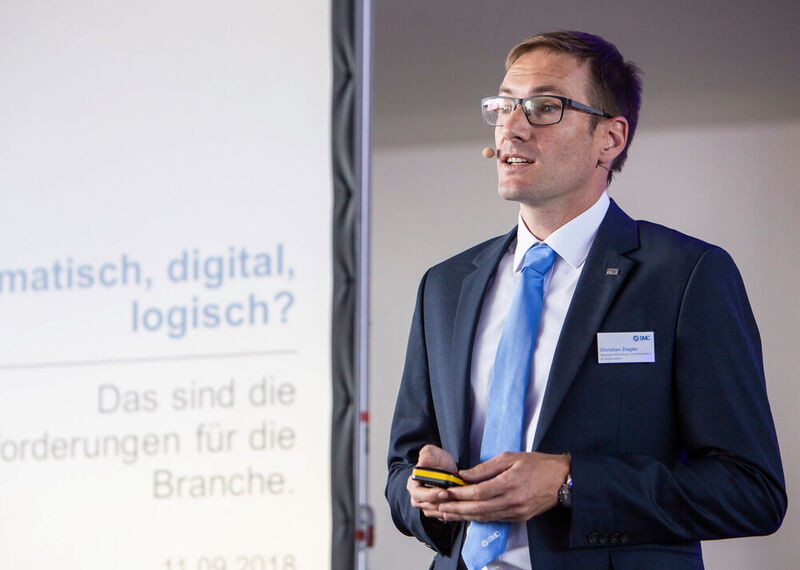 Marketing Director Christian Ziegler berichtet über die Umsetzung der Digitalisierung bei SMC selbst und welchen Einfluss sie auf die Produktentwickung nimmt. (Olaf Hermann)