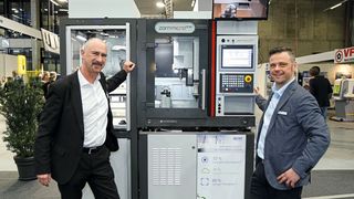 Stefan Luther und Alex Noeske (Projektleitung Zorn) vor der Zorn Microone für 5-achsige Simultanbearbeitung,  Hightech auf kleinstem Raum. (Bild: Matthias Böhm)