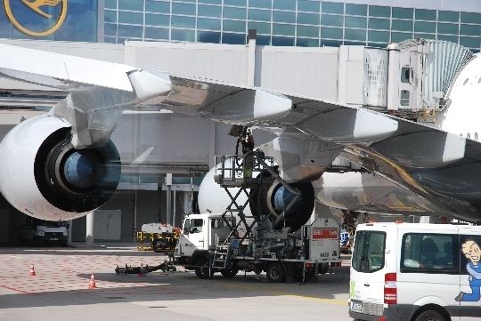 Vollmachen bitte: Bevor es Richtung Tokio geht, wird die Boeing 747-400 betankt. Das Kerosin wird durch Rohrleitungen unterirdisch bis zur Parkposition des Jets gepumpt.  (Archiv: Vogel Business Media)