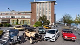 Seit 1930 kommen sie aus Köln – legendäre Ford Modelle wie das Model A und die Typen Köln, Taunus, Capri, Granada und Fiesta, aber auch der Scorpio. Zur Ford-Werke GmbH gehören neben dem Stammwerk in Köln-Niehl (seit 1998 auch Sitz von Ford of Europe), ein Entwicklungs- und Ersatzteilzentrum in Köln-Merkenich und das Werk Saarlouis. Die Produktion hier soll in diesem Jahr eingestellt werden. Mitte 2024 wurde das Ford-Forschungszentrum in Aachen nach fast 30 Jahren geschlossen. (Bild: www.friedrich-stark.de)