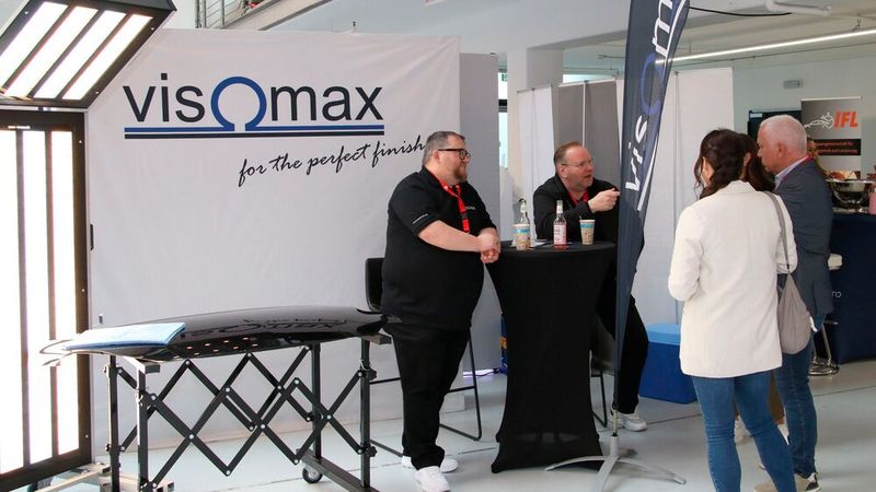Die perfekte Ausleuchtung für Polierarbeiten bieten die Produkte von Visomax für den Lackierfachmann. (Bild: Klasing)