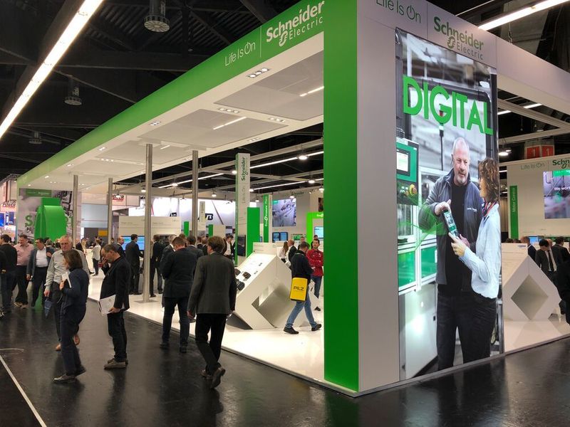 Schneider Electric
Bei Schneider Electric gab es viel zu sehen, eines der Highlights war wieder die EcoStruxure Machine. In ihrer Funktion als Edge Control ist sie in der Lage, die Verbindung in die Cloud herzustellen. Hier verbinden dann Apps, Analytik und weitere Services die Daten unterschiedlichster Maschinen und werten diese aus. Dies soll der Optimierung als auch der Nutzung neuer Geschäftsmodelle dienen.
Mehr Informationen unter se.com  (Vogel Communications Group)