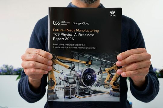 Roboter und andere KI-gesteuerte Maschinen sollen in Fabriken und Logistik zunehmend selbstständig handeln. Doch wie weit ist die Industrie beim Einsatz von Physical AI tatsächlich? Eine neue Studie von Tata Consultancy Services (TCS) unter 300 Führungskräften aus Industrieunternehmen in Europa und Nordamerika zeigt eine deutliche Lücke zwischen Ambition und Realität.(Bild:  Tata Consultancy Services)