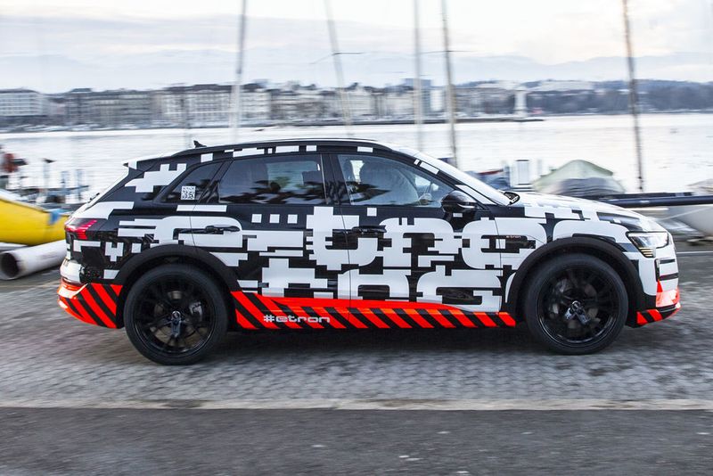 Mit der Design-Tarnung will Audi den Hochvolt-Antrieb und die Batterie-Technik visualisieren. (Audi)
