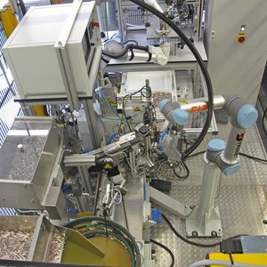 Der installierte sechsachsige Leichtbauroboter wiegt bei einer Reichweite von 85 Zentimetern nur 18 Kilogramm und kann fünf Kilogramm heben.