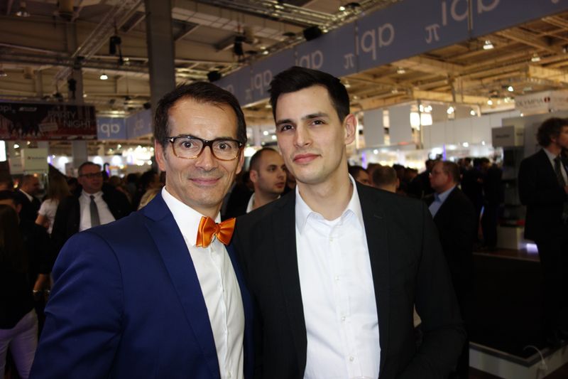 Ohne Kokosnuss, aber dafür mit Fliege: Andreas Bortoli (l.) und Christopher Möltgen, C-entron (Bild: IT-BUSINESS)