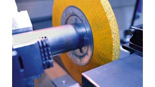 Die Delta-Bürste von Kullen-Koti wurde für industrielle und handwerkliche Anwendungen der mechanischen Oberflächentechnik entwickelt, die den Einsatz einer aggressiven, robusten Werkzeugbürste erfordern, die sich präzise über die Arbeitsfläche führen lässt.  (Kullen-Koti)