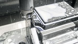Auf der Acura 65 werden bei Pfisterer Gehäusedeckel für Laborgeräte aus Kunststoff gefertigt. Nur Aluminium wird noch häufiger zerspant. (Hedelius)