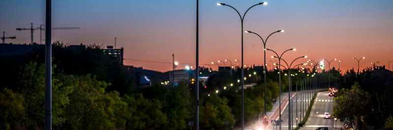 Sicherheit spielt bei der vernetzten Straßenbeleuchtung eine wichtige Rolle. Signify wurde von der DEKRA nach der IEC 62443-4-1 zertifiziert.(Bild:  Signify)