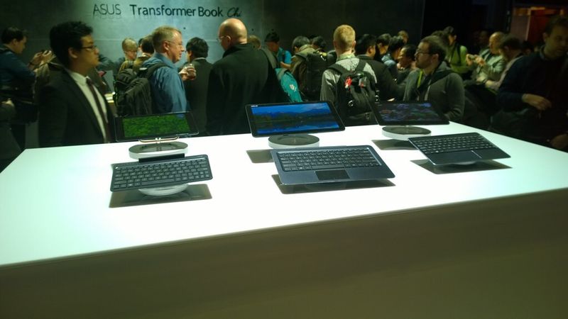 Das Transformer Book T300 Chi, flankiert vom T90 Chi (links) und vom T100 Chi (rechts). (Bild: Asus)