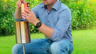 Es sind bereits ein dutzend Projekte mit Hilfe der Plattform entstanden, wie das von Sebastian Klock. Er präsentiert den Prototypen einer hochwertigen, rostfreien Gartenfackel. (Guupis)