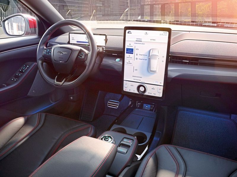 Das Cockpit zeigt unmissverständlich, wo die Designer aus Dearborn stibitzt haben: bei Tesla. (Ford)