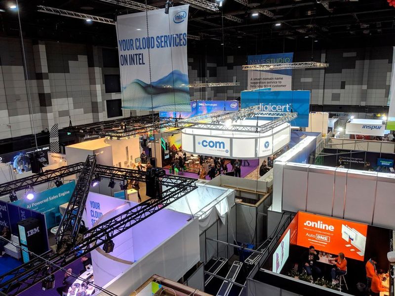 Das Cloudfest 2019 von oben: Blick auf die Ausstellungshalle. Intel gehört zu den Hauptsponsoren des Events. (Oliver Schonschek)