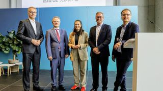 Präsentierten die Ergebnisse des Deutschen Normungspanels 2025 (v.l.): Kurt D. Bettenhausen, Jens Brinkmann, Luzie Kromer, Hermann Behrens und Prof. Dr. Knut Blind.   (Bild: Peter-Paul Weile)