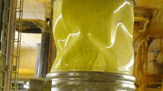 Das transparente Verbindungsmaterial erlaubt die ständige Sichtkontrolle des Materialflusses durch die Verbindungsstelle.  (Bild: Walter Gerätebau)