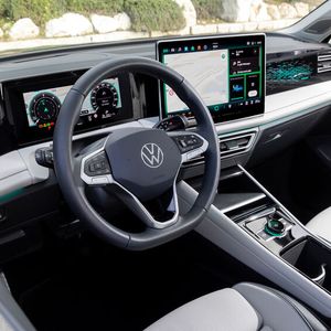 Der Automatikhebel sitzt nun hinter dem Lenkrad, was zwischen den Vordersitzen Platz für weitere Ablagen sowie eine Ladeschale schafft.(Bild:  VW)