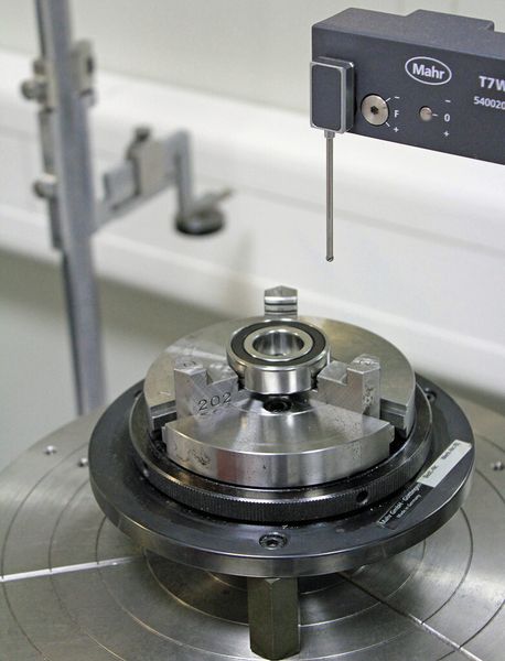 Hochgenaues Messsystem mit einer Auflösung von < 0,01 µm zur Ermittlung von Rundheit, Zylindrizität und Koaxialität von rundgeschliffenen Bauteilen. (Bild: Klaus Vollrath)