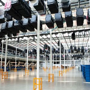 Das Hängefördersystem Skyfall von Ferag steht für das effiziente Fördern, Puffern, Sortieren und Kommissionieren sowie für das Retourenmanagement im Onlinehandel und Retail.(Bild:  Ferag)