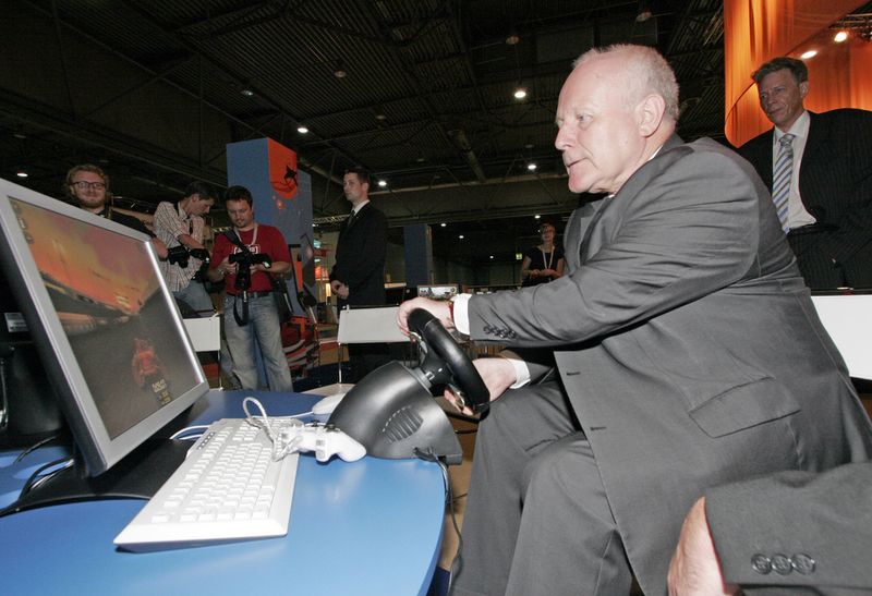 Sachsens Ministerpräsident Prof. Dr. Georg Milbradt ließ sich eine Spritztour im Autorennspiel des Family-Bereiches nicht nehmen. (Archiv: Vogel Business Media)