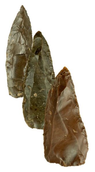 Drei Steinwerkzeuge aus den frühen mittelpaläolithischen Schichten der Fundstelle (Tel Aviv University)