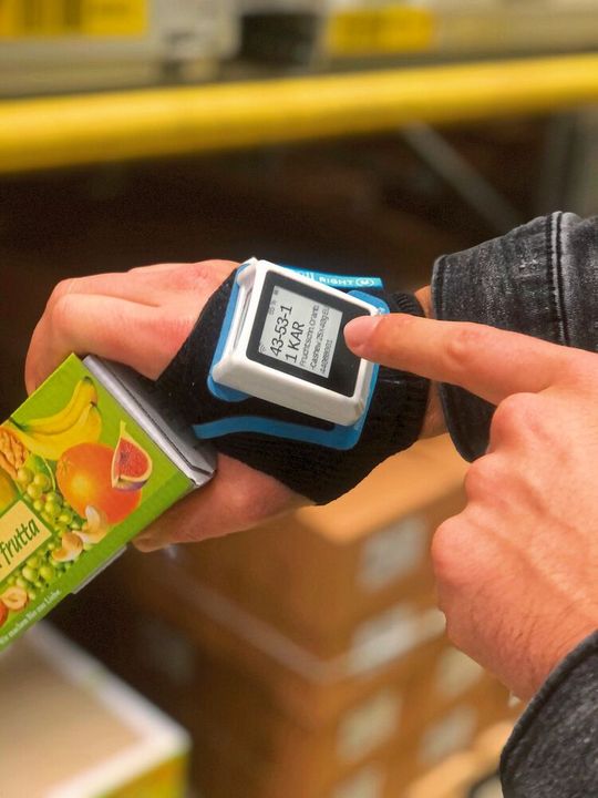 Sein intuitives Bedienkonzept und das haptische sowie akustische Feedback beim Kommissionieren machen den HS 50 zu einem zuverlässigen Arbeitsmittel.(Bild:  Nimmsta)