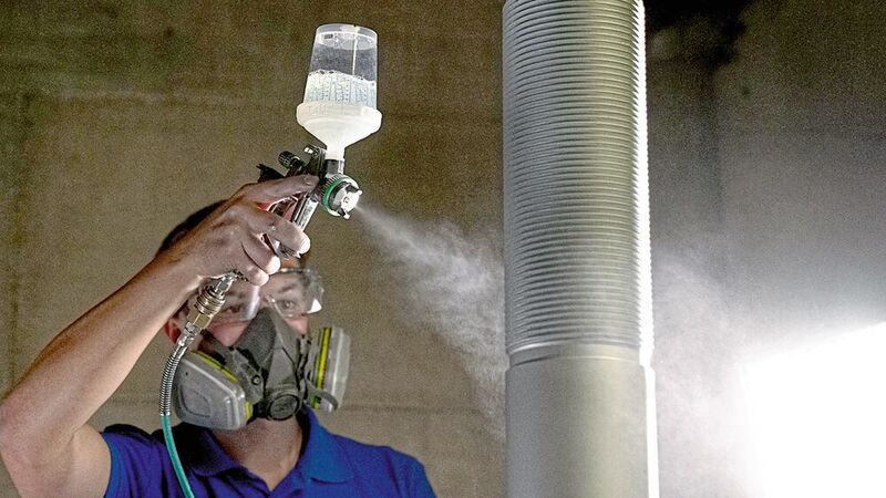 Dank der Spritzapplikation kann die neue Zinklamellenbeschichtung Delta-Protekt 170 RT in sehr dünnen Schichten aufgetragen werden. (Dörken MKS)