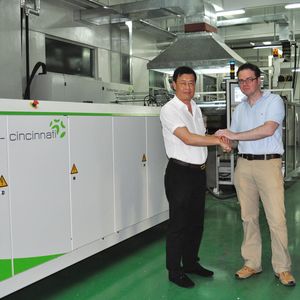 Übergabe der neuen Multi-Touch Linie im Huasheng Werk: links Herr Wei Yunan (Inhaber), rechts Michael Roth (Sales Director Packaging Division, Battenfeld-Cincinnati).