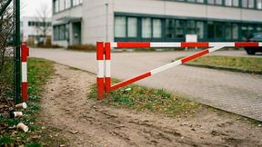 Eine Schranke allein macht noch keine Kontrolle: Der Netskope-Report dokumentiert, wie verbreitet die Umgehung formaler KI-Vorgaben in europäischen Unternehmen ist. (Bild: KI-generiert)