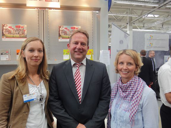 (v.l.) Sylvia Heinze und Peter Schäfer, Haufe-Lexware, mit Stephanie Steen, IT-BUSINESS (Archiv: Vogel Business Media)