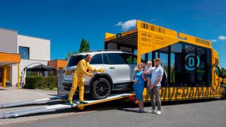 Mit einem sogenannten „Matchbox“-Truck werden die Fahrzeuge von Driverama direkt vor die Haustür der Kunden geliefert. (Bild: Driverama)