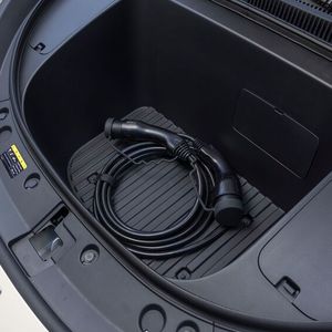 Der Stauraum unter der Fronthaube fasst deutlich mehr als das Ladekabel.(Bild:  Geely)