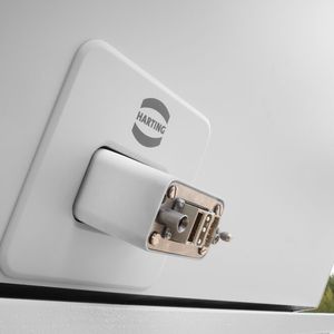 Die Schweizer Automobilschmiede Rinspeed präsentiert ihr neues Konzeptfahrzeug „metroSNAP auf der Consumer Electronics Show (CES) in Las Vegas. Dabei setzt die Rinspeed AG erneut auf Harting-Technologie. Dieses Mal liefert die Technologiegruppe eine speziell designte Schnittstelle, die das Fahrzeug mit Power, Data und Signal versorgt. Ob Personentransport oder Güterlogistik – „metroSNAP“ ist vielseitig einsetzbar. Das Modul von Harting unterstützt den Fahrer dabei, das Fahrzeug für die unterschiedlichsten Aufgaben schnell und flexibel einzusetzen. Der metroSNAP besteht aus zwei Elementen: dem fahrenden Skateboard als optimiertes Elektromobil und dem Pod, der flexibel für unterschiedliche Aufgaben gewechselt werden kann. Sobald Pod und Skateboard sicher verbunden sind, erfolgt automatisch die Konnektivitätsverbindung zwischen beiden Elementen. Unter Berücksichtigung der besonderen Anforderungen an eine maschinelle Steckung fließen dann Power, Signal und Daten. (Bild:  Dingo Photo)