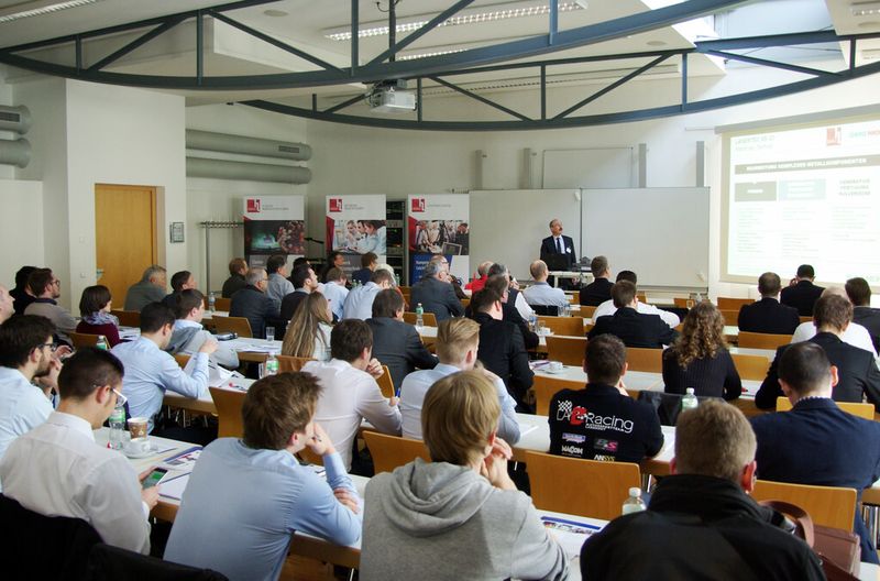 Martin Reisacher (Sauer GmbH, DMG Mori, Pfronten) stellte die Kombination zwischen 3D-Druck und Fräsen in einer Produktionseinheit vor. (Bild: Hochschule Landshut)