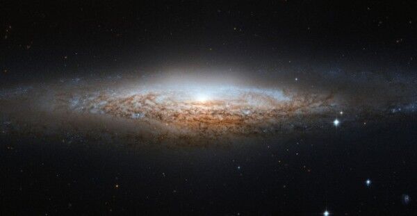March 26, 2012: Hubble Space Telescope captures the spiral galaxy NGC 2683, seen almost edge-on (Bild: NASA)