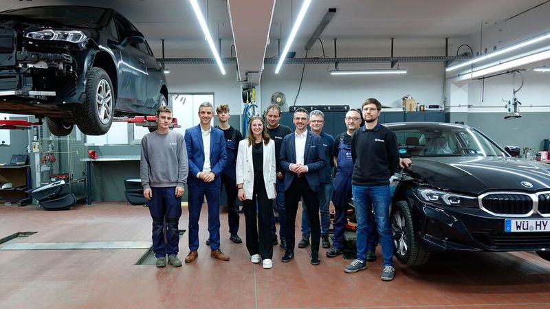 Eine digitale Schadenakte speichert alle Informationen und vernetzt alle Teilnehmer am Schadensprozess miteinander. So kann das Werkstattteam schnellstmöglich mit der Reparatur beginnen.  (Bild: Rosenow – VCG)