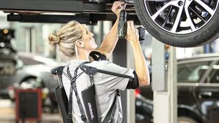 Das Exoskelett Paexo unterstützt Mitarbeiter in der Produktion oder im Handwerk bei anstrengenden Tätigkeiten, besonders bei der Überkopfarbeit. (Ottobock)