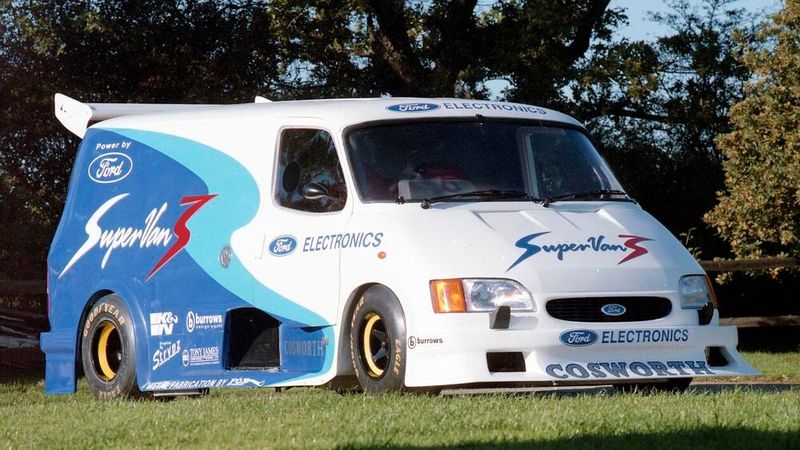 Und auch vom neuen Transit gab es wieder einen Supervan, der Supervan 3, der aber ein umgebauter Supervan 2 war. Er erschien 1994 und verfügte über eine Karosserie, die im Maßstab 1:1,14 verkleinert war. Außerdem verpasste man dem Fahrzeug einen neuen Motor, einen Cosworth HB. Dieser V8 leistete ca. 650 PS (480 kW). Im Rahmen einer Überholung wurde er später durch ein V6-Aggregat ersetzt. (Bild: Ford)