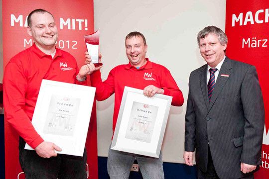 Den zweiten Platz belegten punktgleich Dirk Sielaff vom Autohaus Dürkop in Magdeburg und René Richter von Automobile Radeberg in Radeberg. Ihnen gratulierte Rüdiger Scheibner, Manager Technik & Service bei Kia Motors Deutschland.  (Foto: Kia)